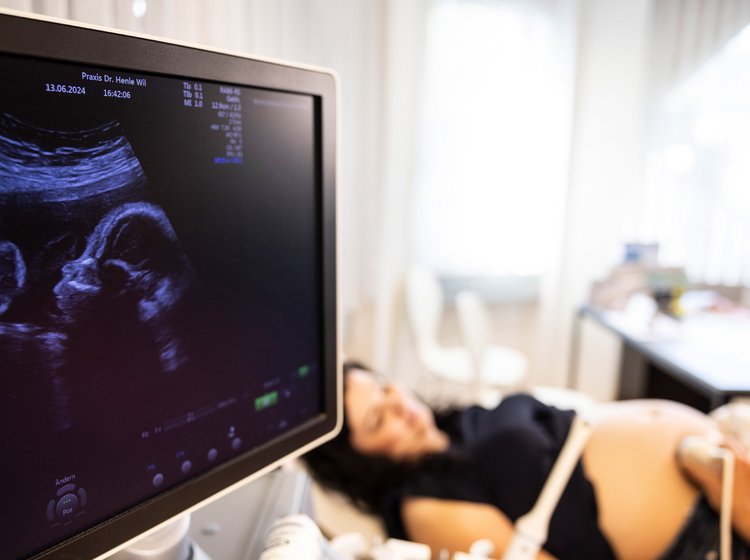 Schwangere Frau bei Ultraschalluntersuchung
