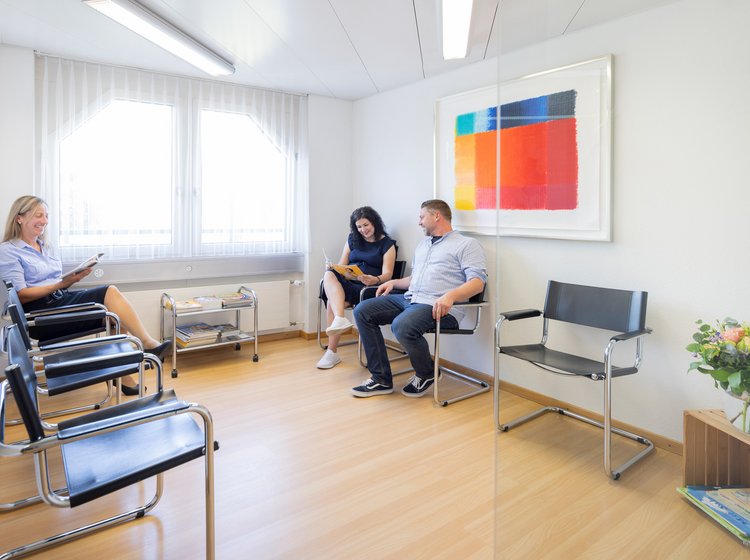 Wartebereich mit Patientinnen und Begleitung in der Frauenarztpraxis Ulicna